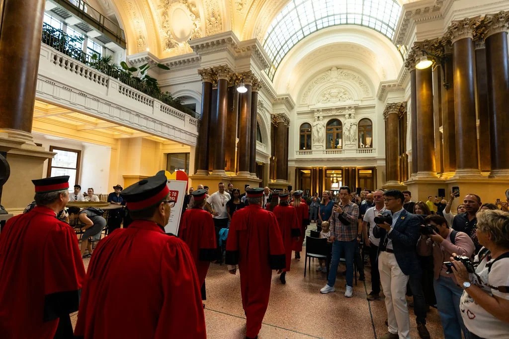 Membros das confrarias cervejeiras belgas em traje no edifício da Bolsa de Bruxelas