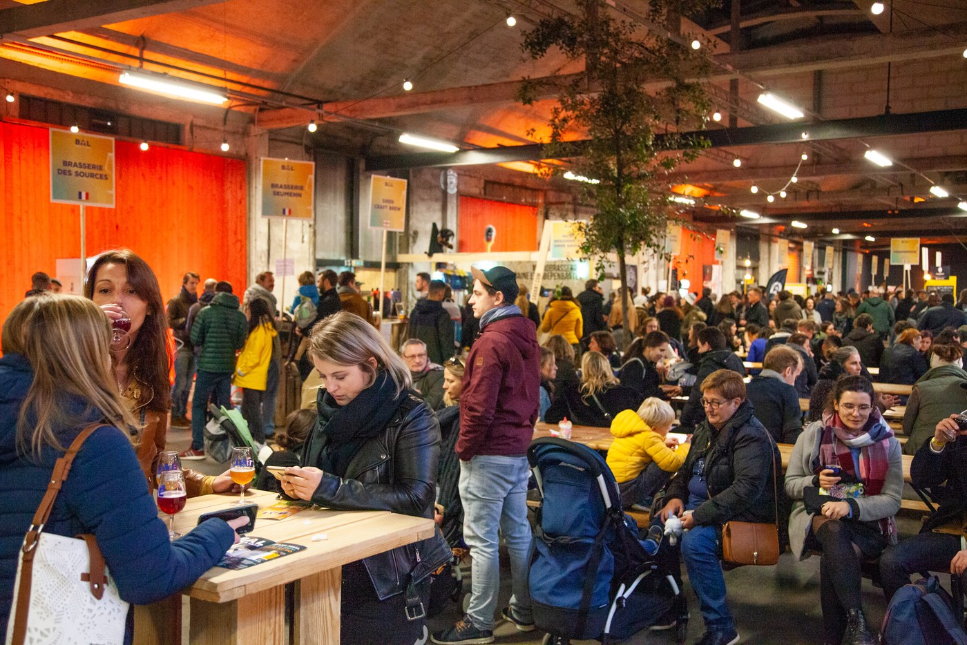 Público no interior da Gare Saint-Sauveur durante o Bière à Lille