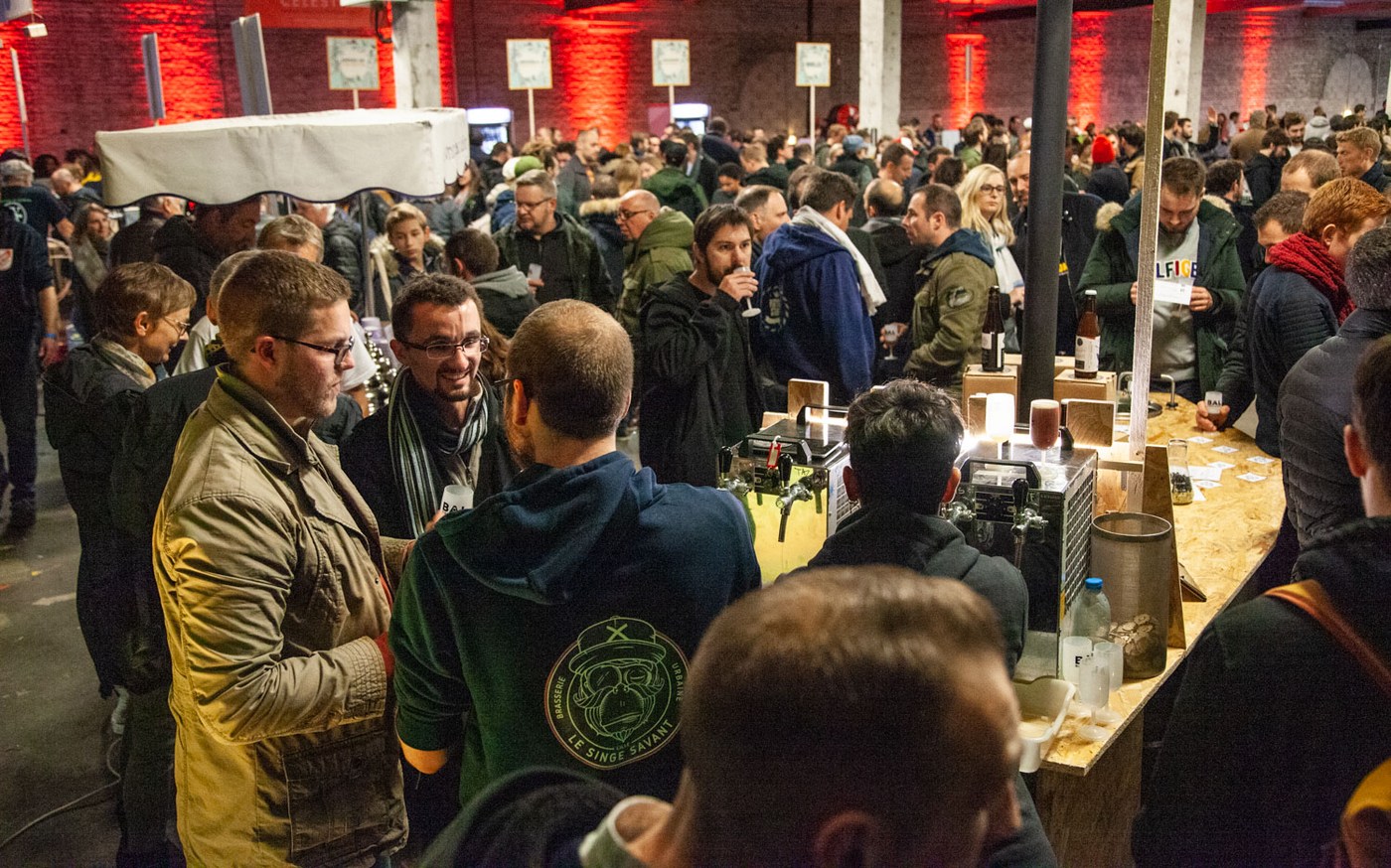 Visitantes junto ao balcão de uma cervejeira no Bière à Lille