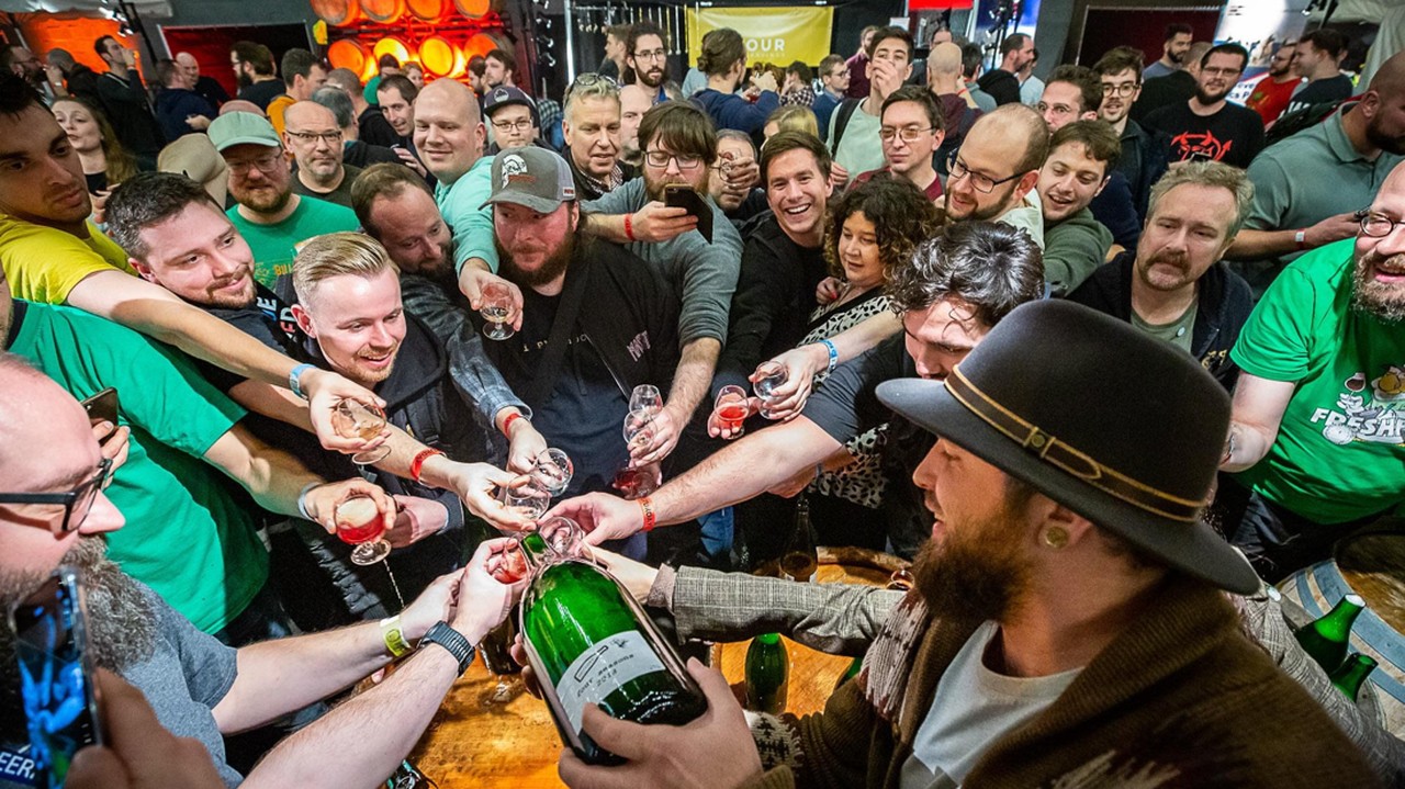 Visitantes brindam com copos de prova no Billie's Craft Beer Fest