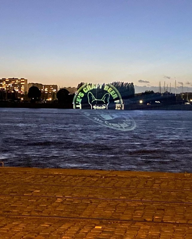 Exterior da Waagnatie, na doca de Antuérpia, ao anoitecer
