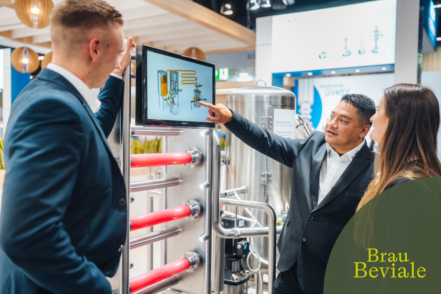 Visitantes observam equipamento de produção de bebidas num stand da BrauBeviale