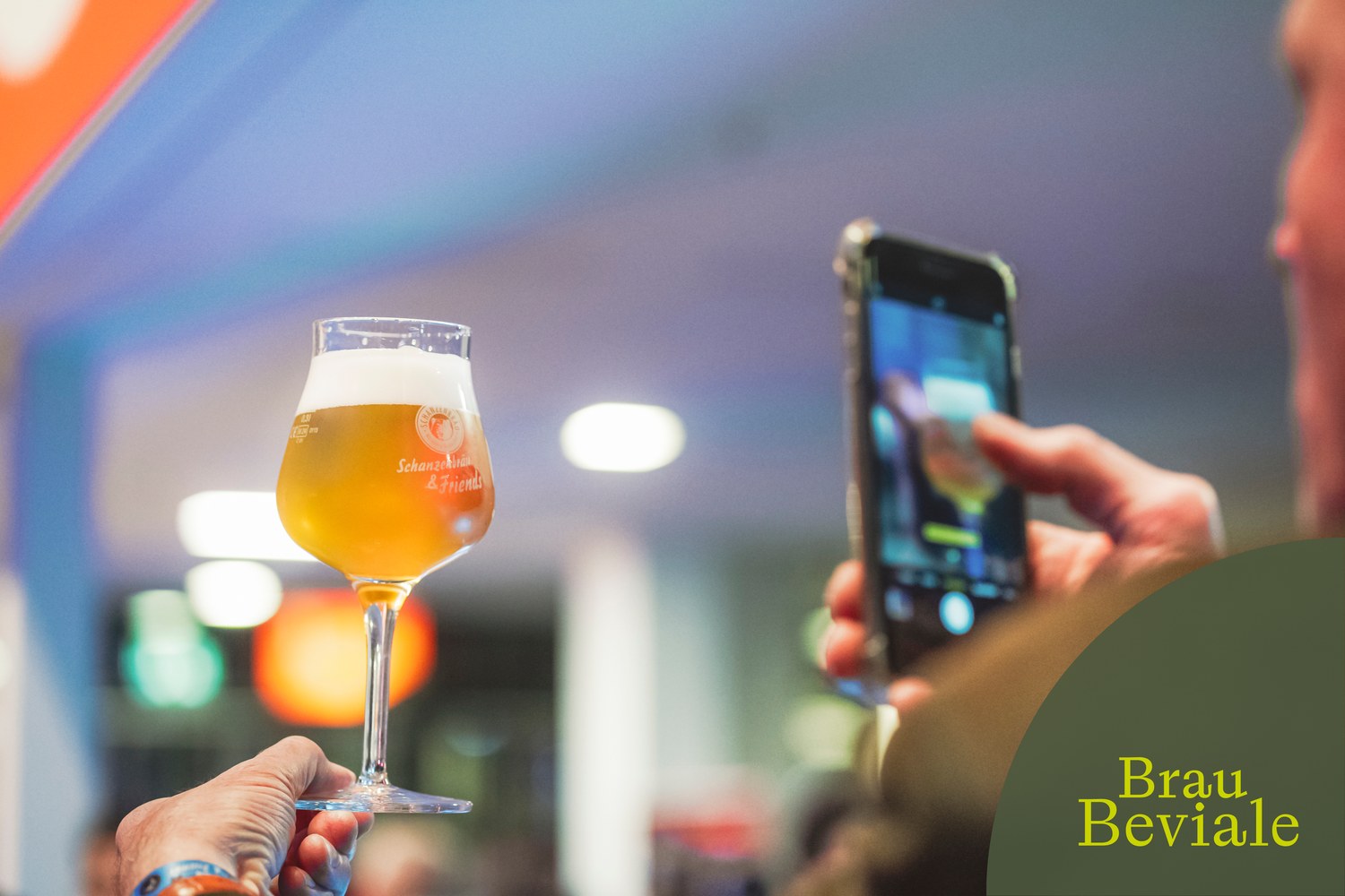 Copo de cerveja a ser servido num stand da BrauBeviale
