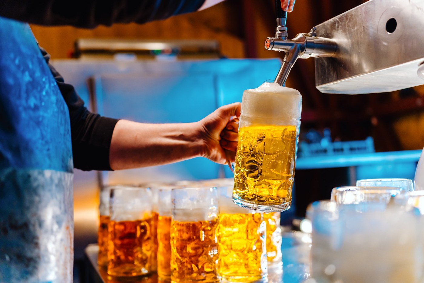 Canecas de um litro a ser cheias num stand do Cannstatter Volksfest
