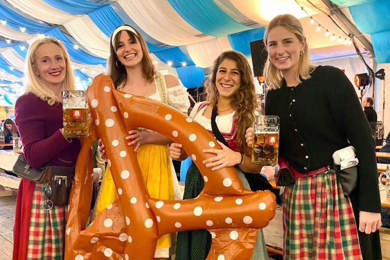 Bretzel gigante e trajes tradicionais