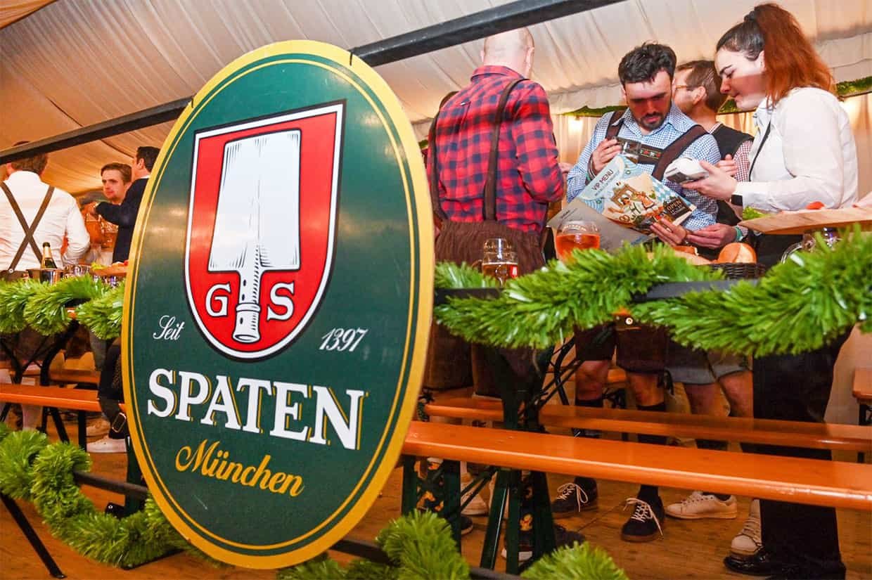 Letreiro da cervejeira Spaten München na tenda do Oktoberfest Brussels