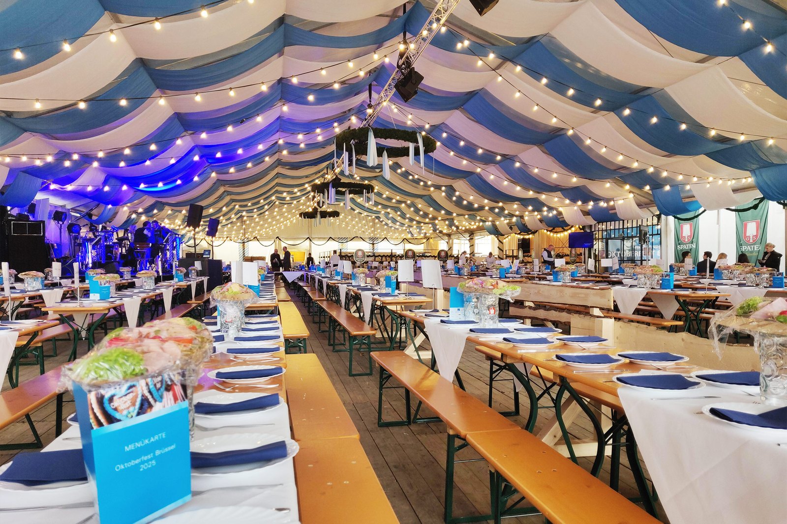 Mesas corridas montadas no interior da tenda do Oktoberfest Brussels