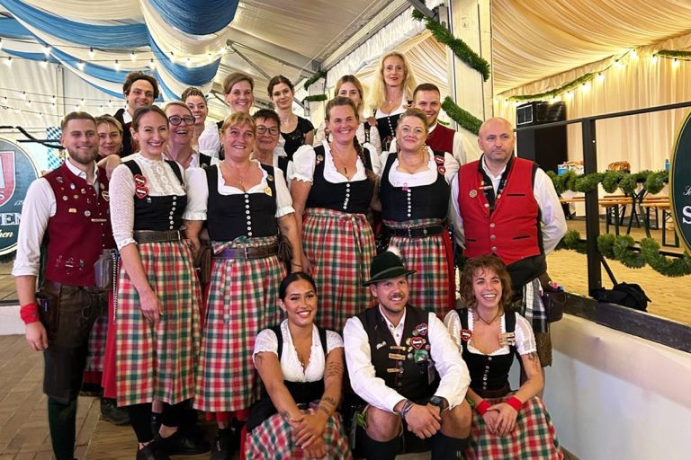 Grupo em trajes tradicionais bávaros
