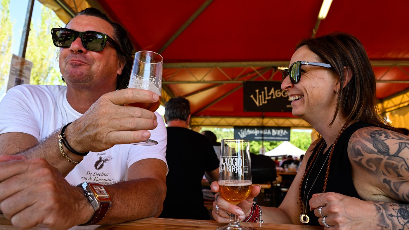Visitantes provam cerveja nas mesas do Villaggio della Birra